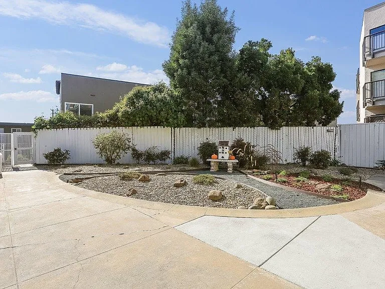 311 Lester — Photo 25