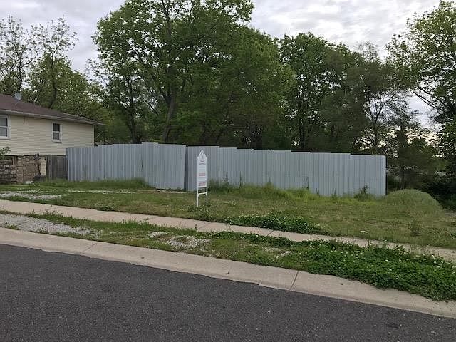 2nd image of 4833 Woodward St