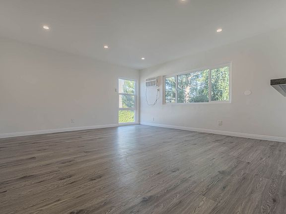 2nd image of 13959 Vanowen St APT 4
