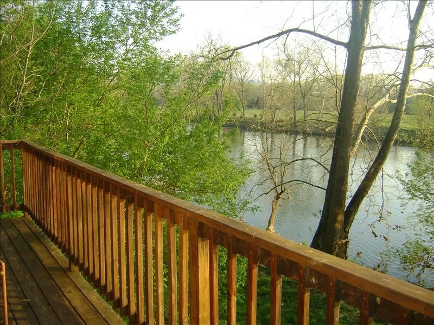 Private Luxury Cabin right on The Shenandoah River — Photo 2