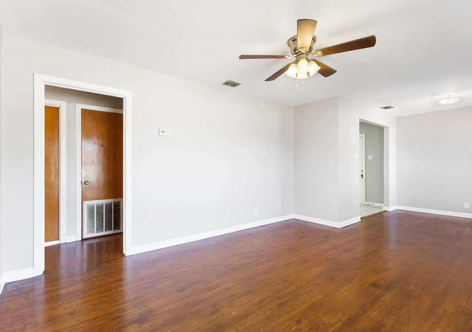 Charming Home Awaits: Spacious & Modern Living in a Prime Location — Photo 4