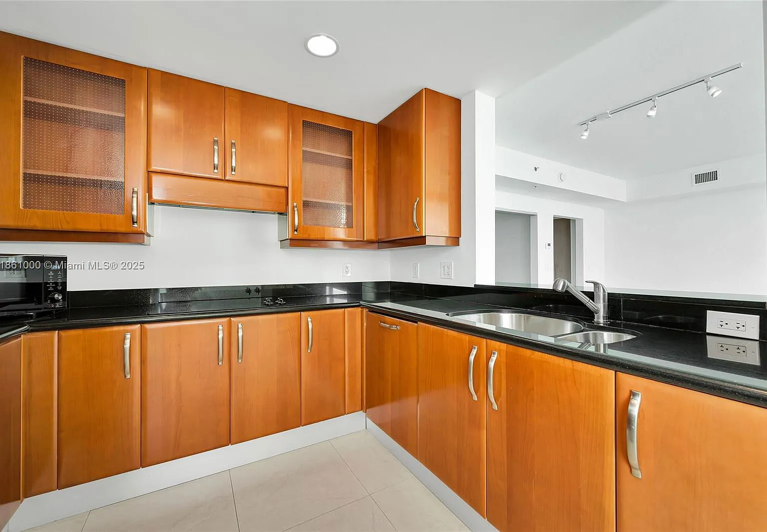 2 bed, 3.0 bath, 1545 sqft, $4,400 — Photo 2