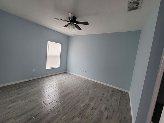 3rd image of 820 Colville Dr