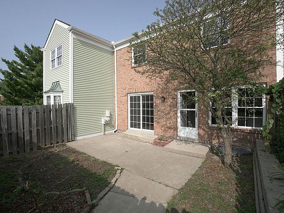 3rd image of 104 Applewood Dr Unit 104