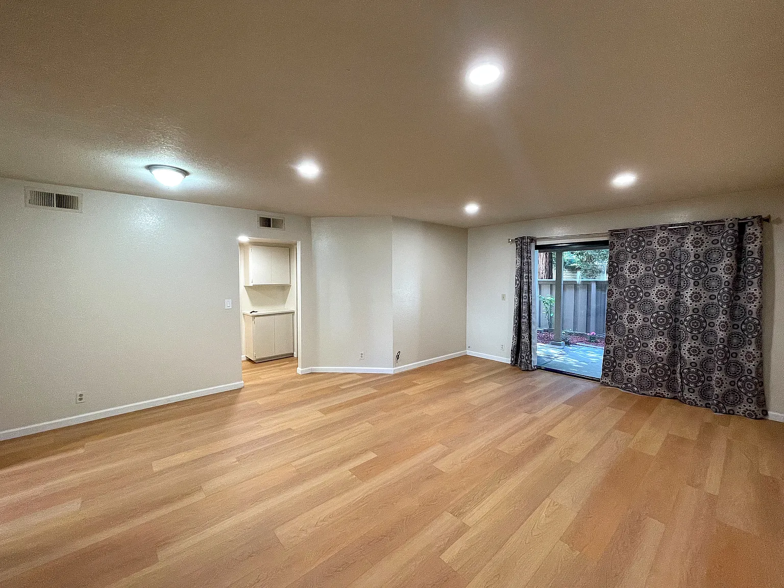 2 bed, 853 sqft, $3,125 — Photo 4