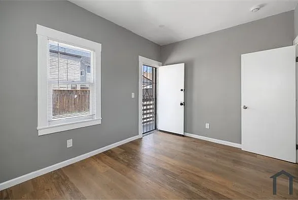 1138 E 15th St — Photo 11