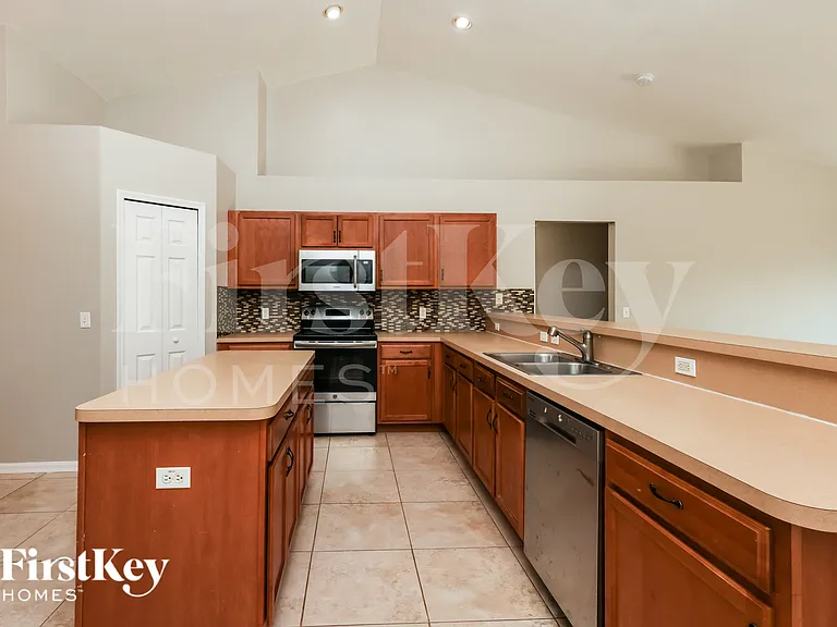 2719 NW 10th St — Photo 6