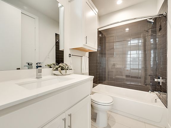 3rd image of 1518 N Carroll Ave Unit 201