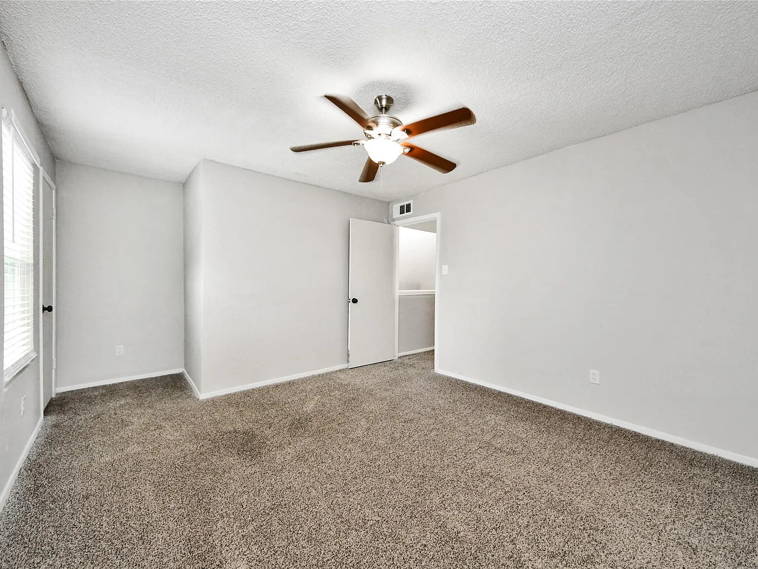 2 bed, 2.5 bath, 1490 sqft, $1,600 — Photo 3
