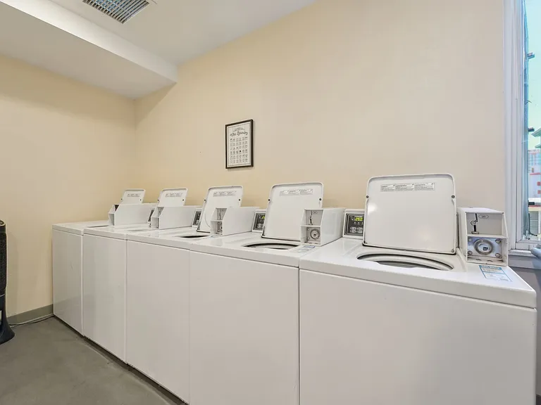 Addison Arts Apartments — Photo 21