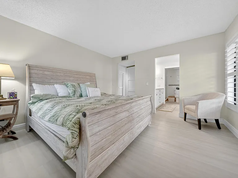 218 NE Edgewater Dr — Photo 30