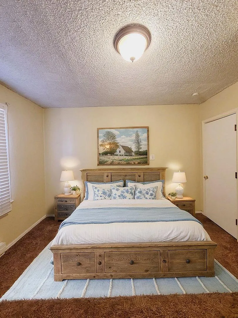 Charming Remodeled 2 Bedroom Home with Private Fenced Yard, Washer/Dryer in Old Colorado City and... — Photo 2