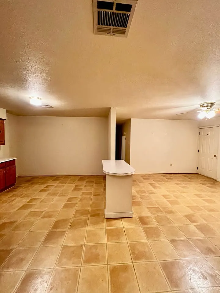 3 bed, 2400 sqft, $1,225 — Photo 2