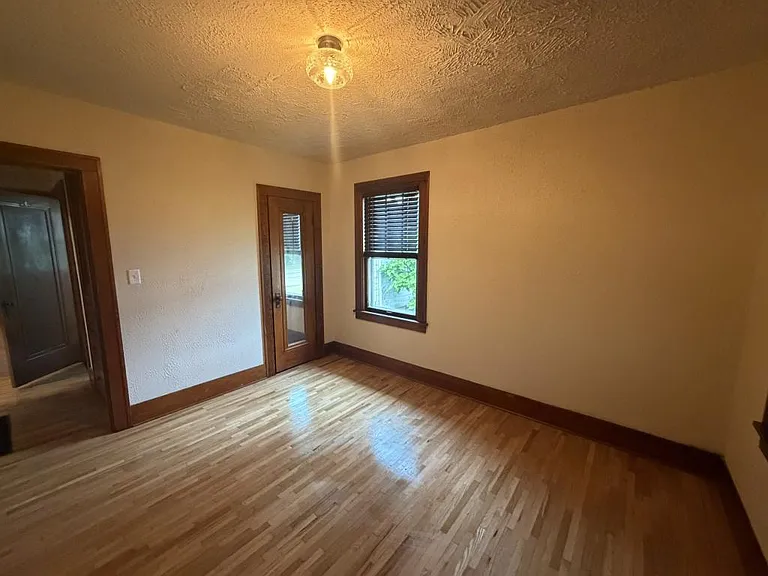 460 S Mazon St — Photo 7