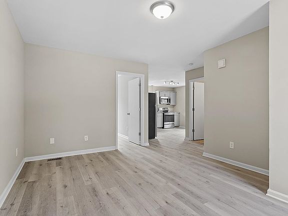3rd image of 209 Alexander St