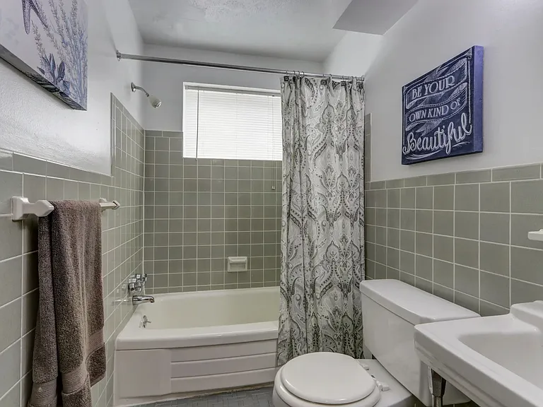 Ellacott Parkway Apartments — Photo 23