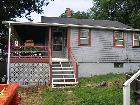 a 2 minute walk to beach or bay