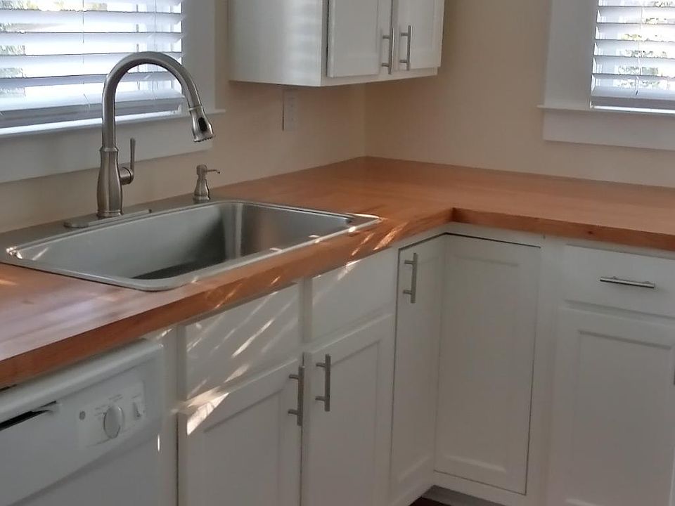 Kitchen
Lots of light during the day through the many windows. This photo shows the wall color best. Same color is throughout the apartment.