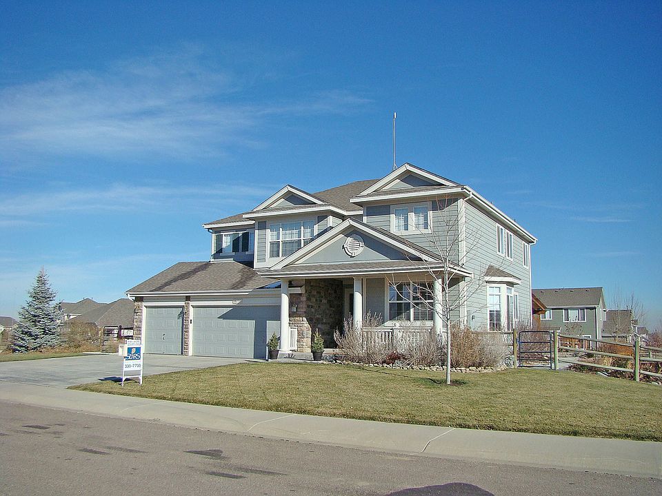 Exterior with large greenbelts