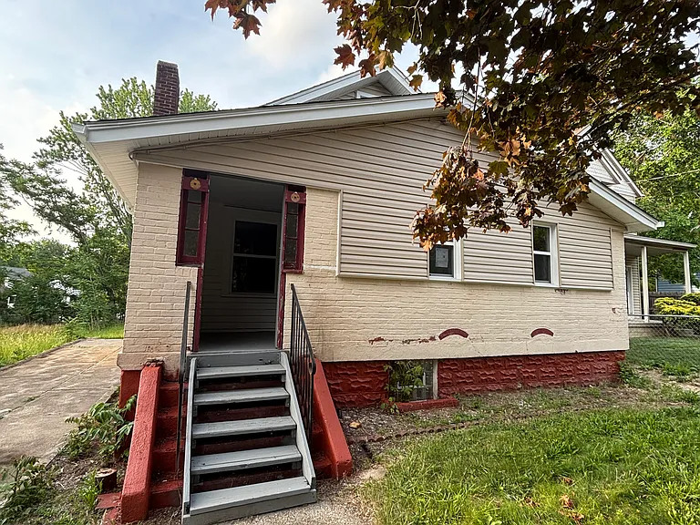 837 Leonard St — Photo 1