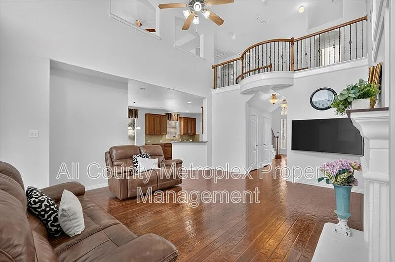 5 bed, 4.5 bath, 4029 sqft, $3,700 — Photo 3