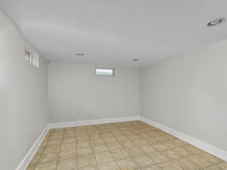 2116 Riverside Dr NE — Photo 13