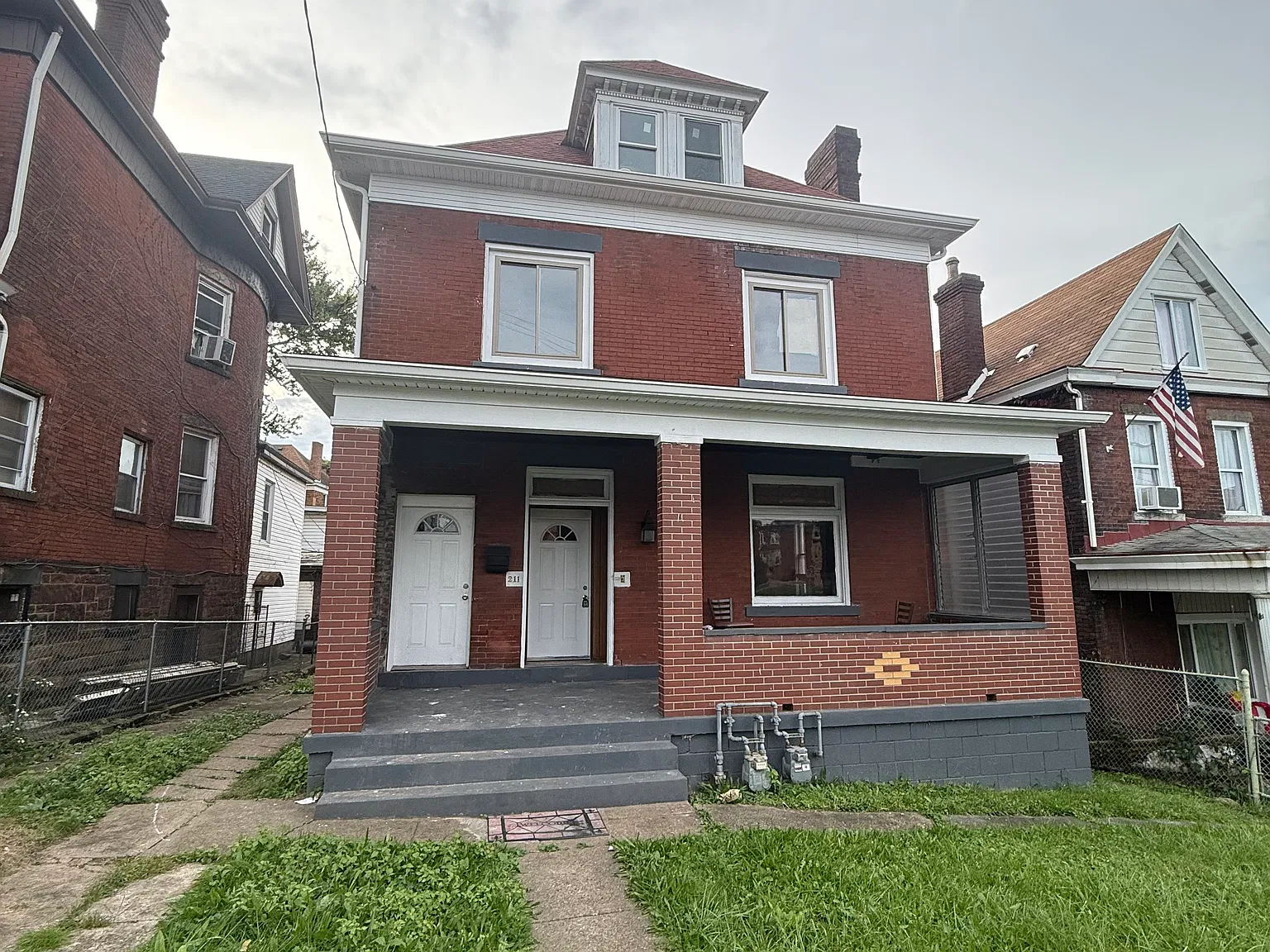 5 bed, $1,600 — Photo 1