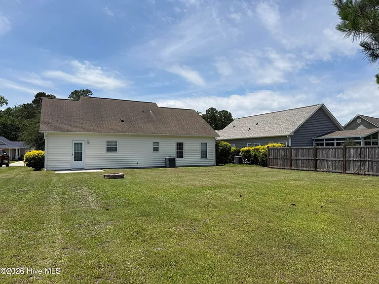 136 N Palm Dr — Photo 12