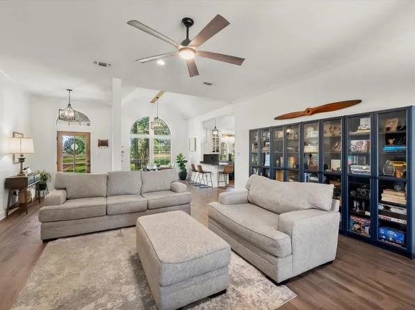 313 Highpoint Rd, Burleson, TX 76028