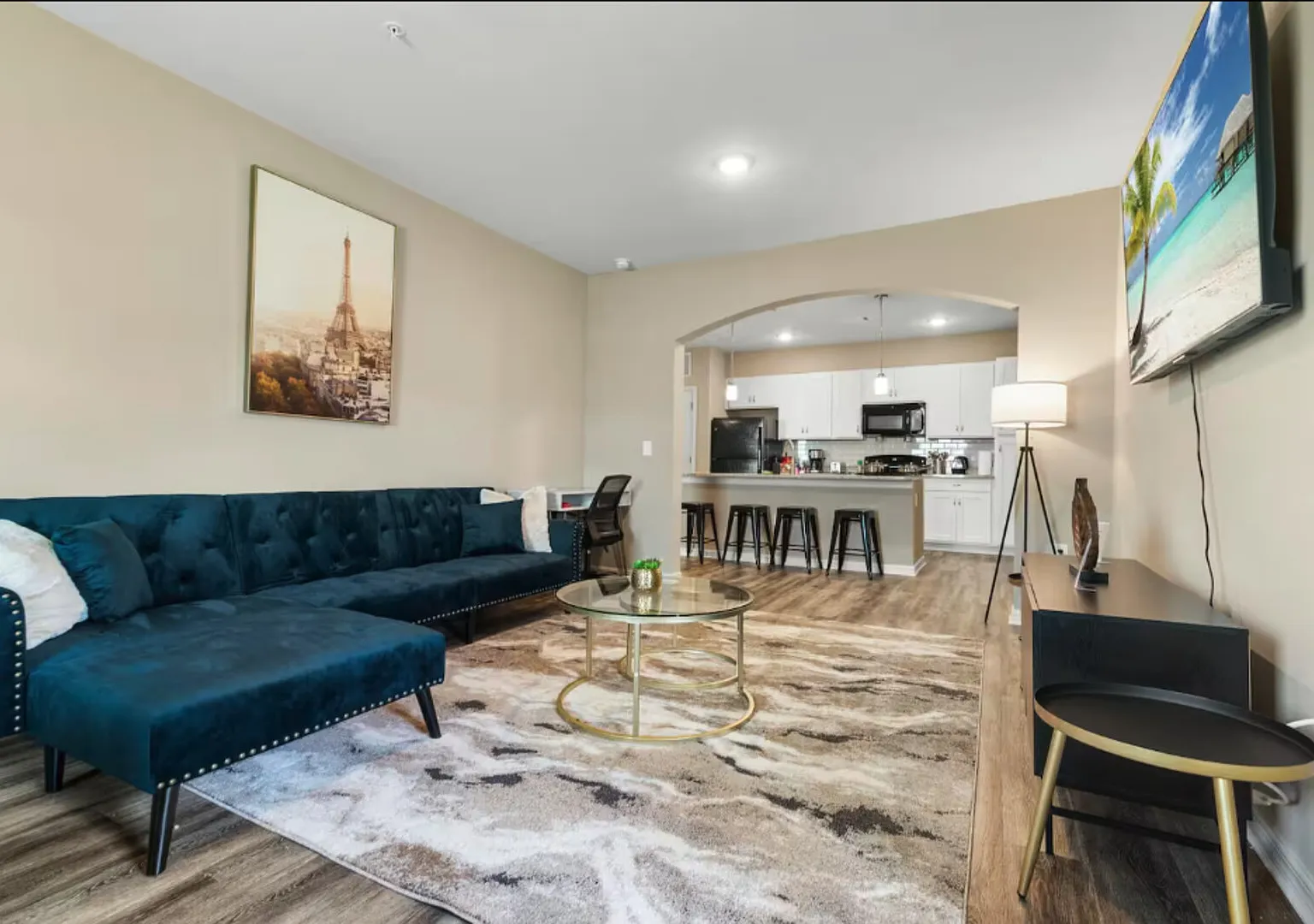 Sophisticated 3BD/2BA Retreat: Pool, Gym, Laundry — Photo 2
