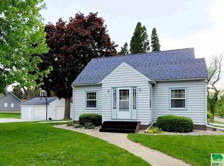 1021 Edith St, Hull, IA 51239