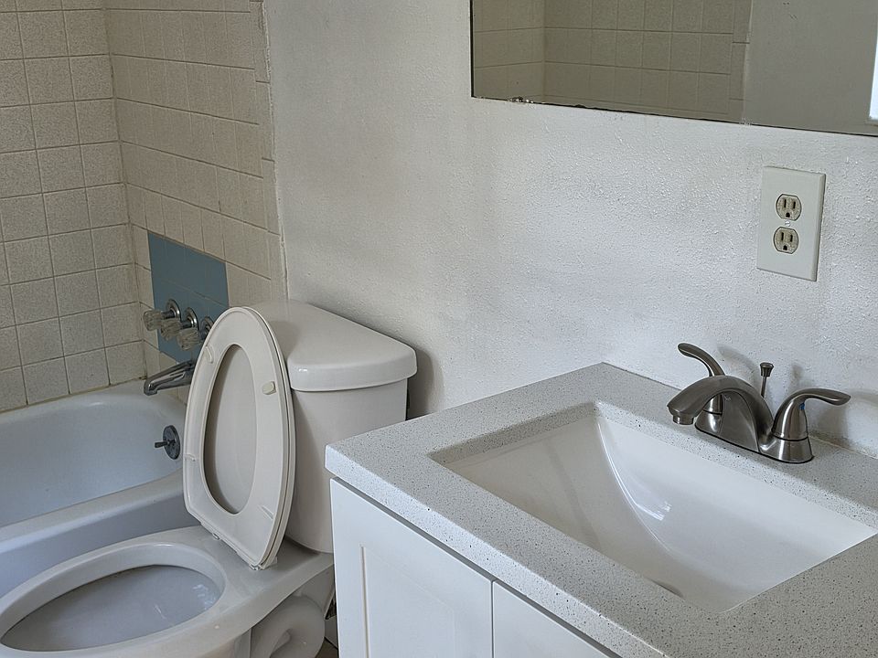 1st image of 440 NE 9th St APT 5