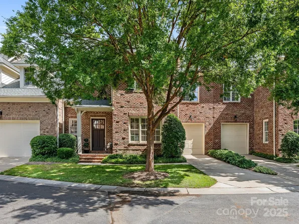 261 Crownsgate Ct, Charlotte, NC 28207