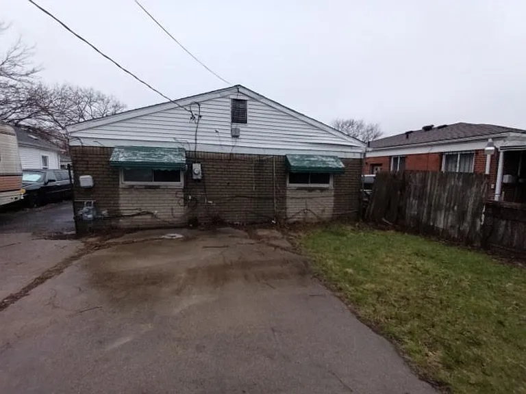 20460 Griggs St — Photo 2