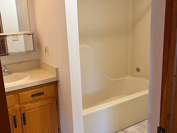 Upstairs full bathroom.