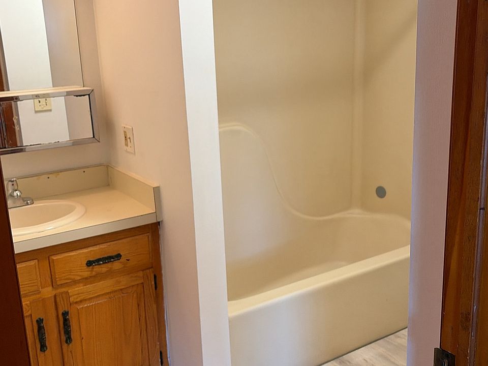 Upstairs full bathroom.