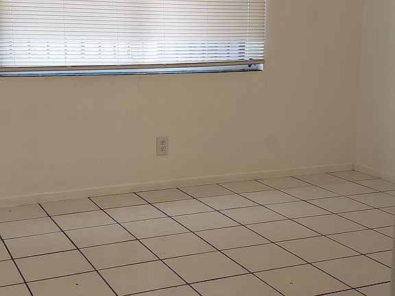 4th image of 2464 Del Mar Ave