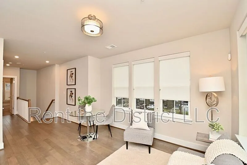 2 bed, 2.5 bath, 1372 sqft, $3,145 — Photo 3