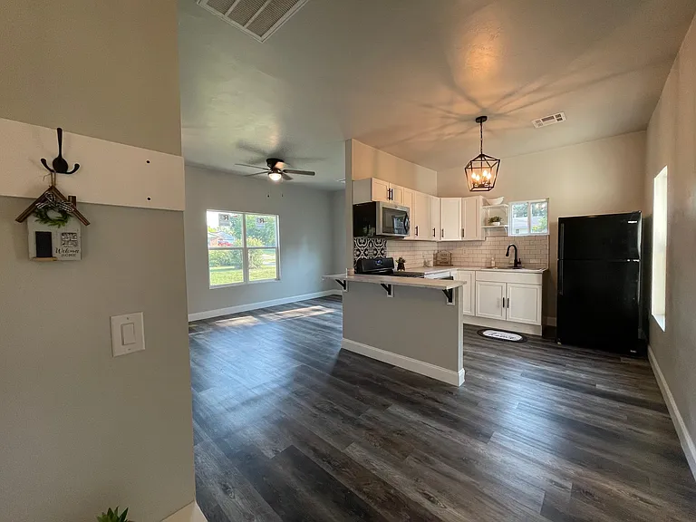 1317 E Broadway St — Photo 6