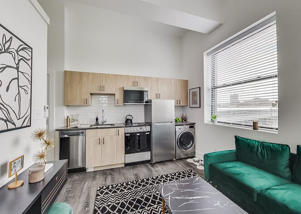 1st image of 1123 W Wilson Ave #407