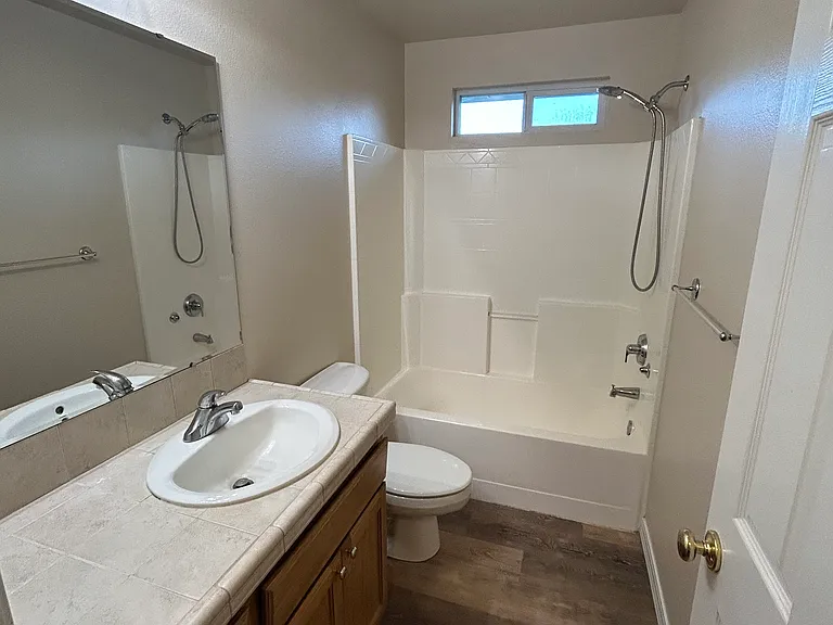 1811 N Prestwick Way — Photo 16
