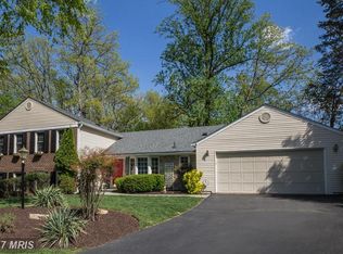 9001 Streamview Ln, Vienna, VA 22182