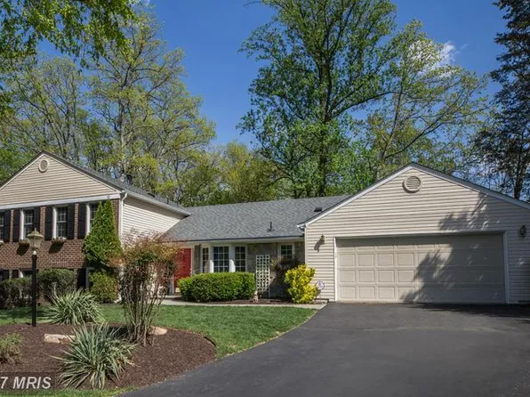 9001 Streamview Ln, Vienna, VA 22182