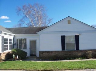 89 Forge Ln, Coram, NY 11727