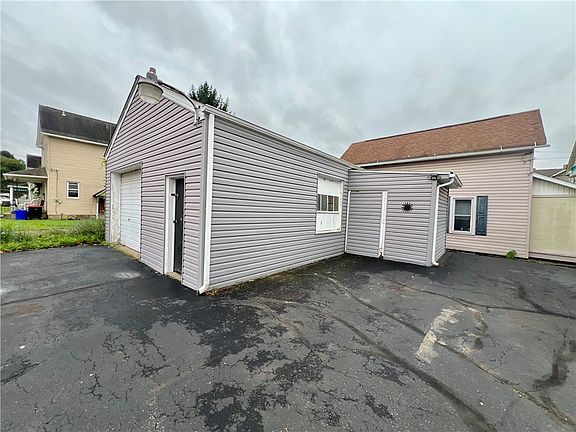 4th image of 920 Dewey Ave