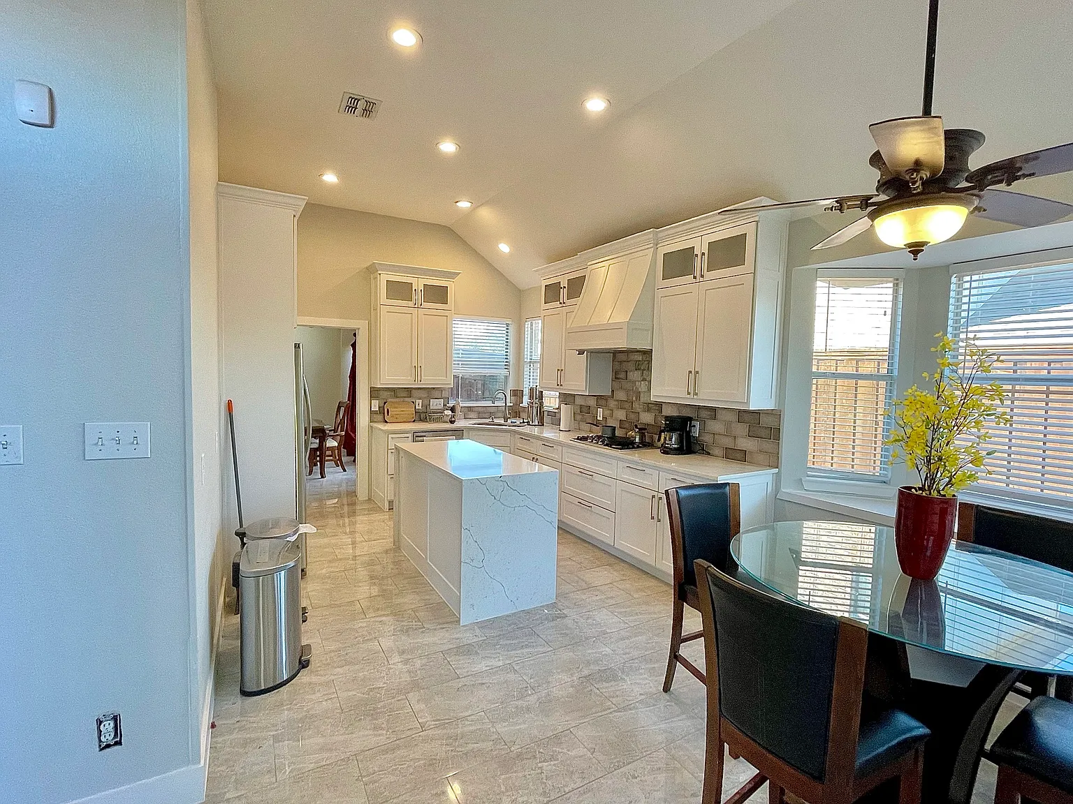 4 bed, 2475 sqft, $860 — Photo 4