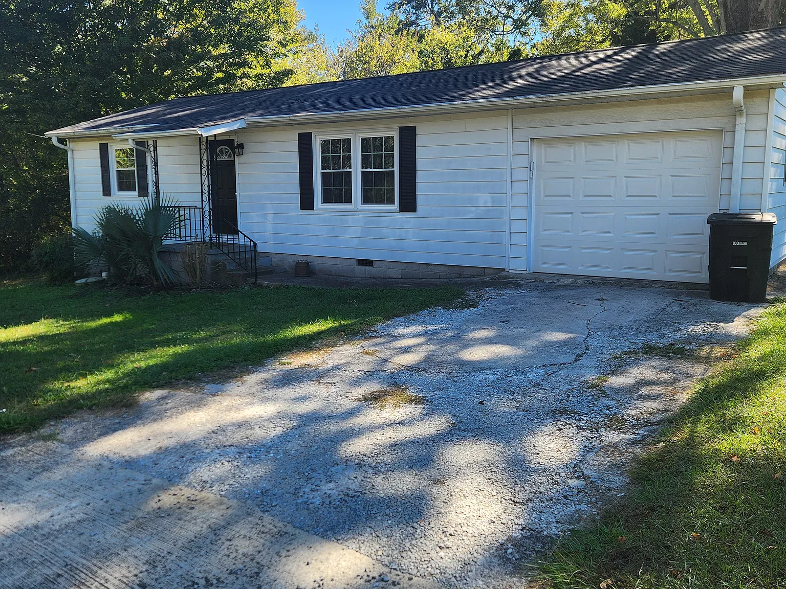 3 bed, 1272 sqft, $1,295 — Photo 1
