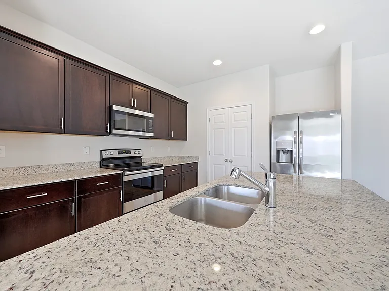 43721 W Acacia Ave — Photo 2