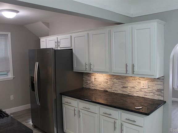 5th image of 16201 Lilac St
