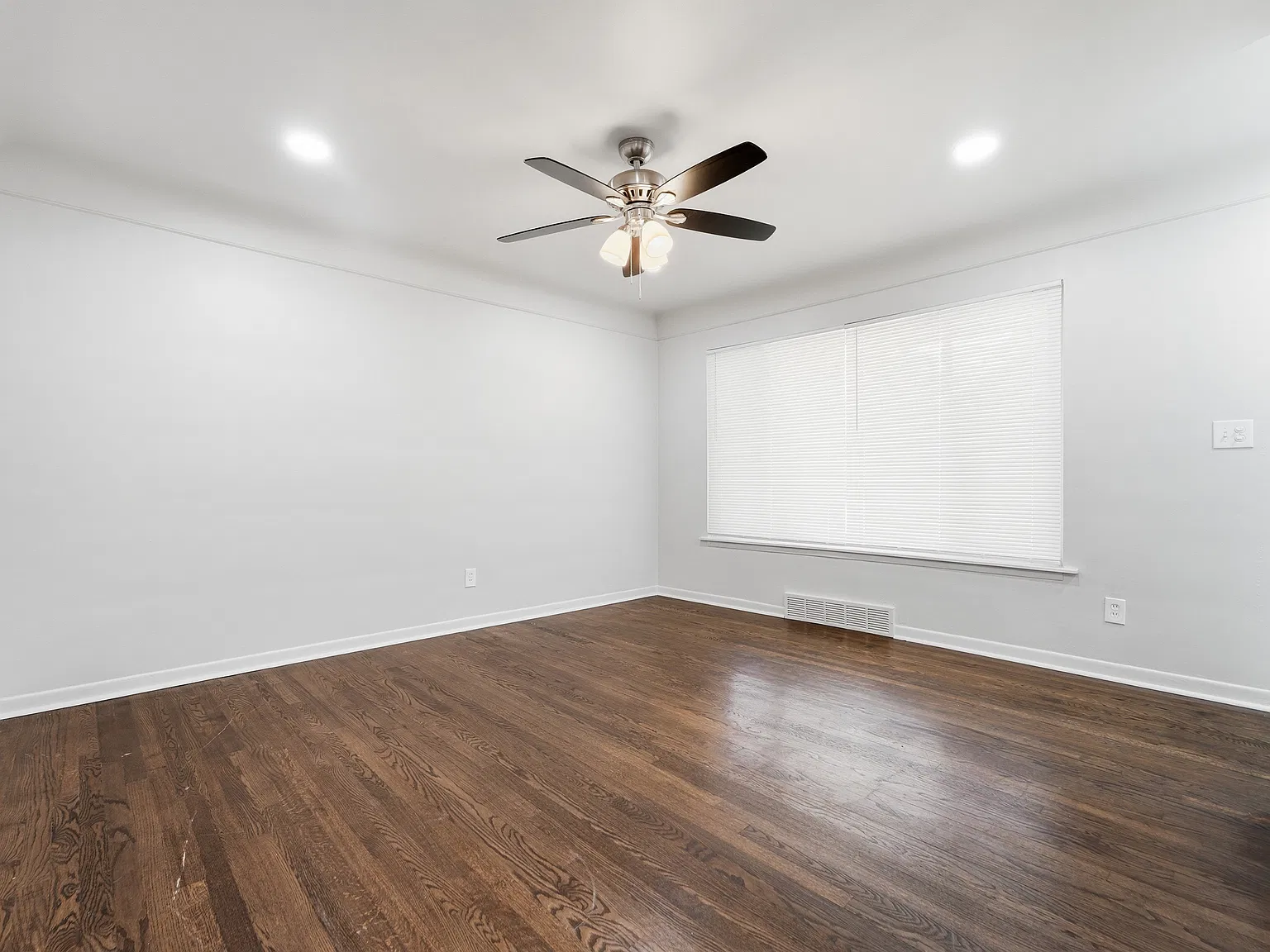 3 bed, 1052 sqft, $1,950 — Photo 4